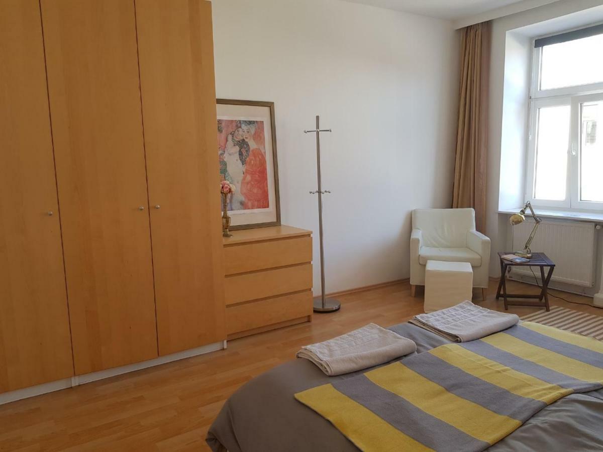 Schubert Park Apartment Near Volksopera Viena Exterior foto